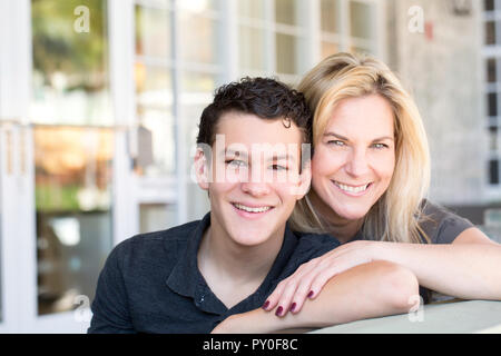 Porträt eines Lateinischen Mutter und Sohn im Teenageralter. Stockfoto