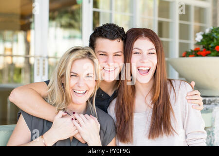 Porträt eines Lateinischen Mutter und ihre Kinder im Teenageralter. Stockfoto