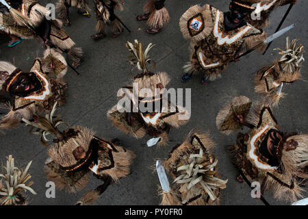 Kinder mit Schwarz verschmierten Gesichter in tribal Kostüme bei Ati Atihan Festival, Kalibo, Aklan, Panay Island, Philippinen Stockfoto