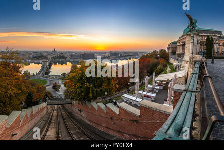 Budapest, Ungarn - Budapest Castle Hill Standseilbahn (Budavari Siklo) Schiene und Buda Castle Royal Palace bei Sonnenaufgang. Széchenyi Kettenbrücke, Fluss Danub Stockfoto