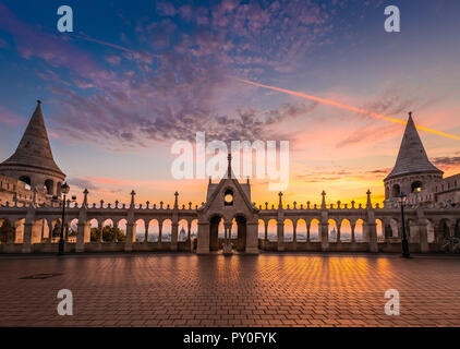 Budapest, Ungarn - Schöne golden Sunrise am Fisherman's Bastion mit dem Parlament Ungarns und der St. Stephans Basilika im Hintergrund mit bunten Stockfoto