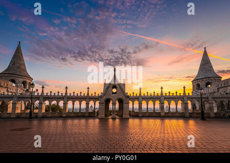 Budapest, Ungarn - Schöne golden Sunrise am Fisherman's Bastion mit dem Parlament Ungarns und der St. Stephans Basilika im Hintergrund mit bunten Stockfoto