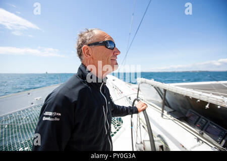 An Bord der trimaran IDEC SPORT mit Skipper von Francis Joyon, Vorbereitung Teil in La Route du Rhum Ziel Guadeloupe, die 40. Ausgabe von Die beginnt von St. Malo am 4. November, La Trinite-sur-Mer, Bretagne, Frankreich zu nehmen Stockfoto