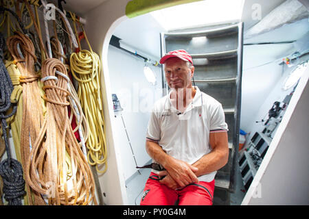 An Bord der trimaran IDEC SPORT mit Skipper von Francis Joyon, Vorbereitung Teil in La Route du Rhum Ziel Guadeloupe, die 40. Ausgabe von Die beginnt von St. Malo am 4. November, La Trinite-sur-Mer, Bretagne, Frankreich zu nehmen Stockfoto