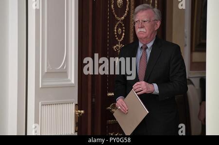 U.S. National Security Adviser John Bolton kommt mit dem russischen Präsidenten Wladimir Putin im Kreml Oktober 23, 2018 in Moskau, Russland zu treffen. Stockfoto