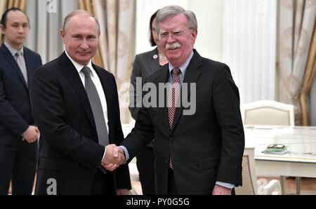 Der russische Präsident Wladimir Putin, Links, grüßt mit US-Sicherheitsberater John Bolton vor ihrer Sitzung im Kreml Oktober 23, 2018 in Moskau, Russland. Stockfoto