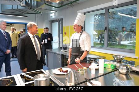 Der russische Präsident Wladimir Putin, Links, trifft sich mit Studenten und Lehrer während einer Tour durch die technische Workshops an der Technograd Freizeit- und Bildungseinrichtungen komplexe VDNKh Oktober 23, 2018 in Moskau, Russland. Stockfoto