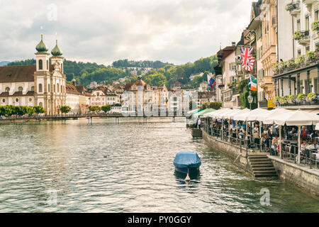 Stadtbild mit Jesuiten Kirche und Fluss, Luzern, Schweiz Stockfoto