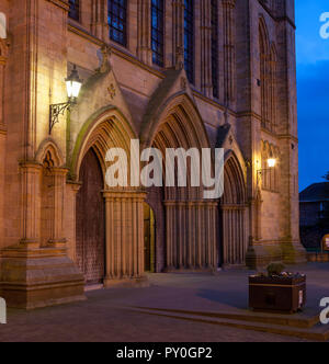 Türen im Westen vor Ripon Cathedral in North Yorkshire Stockfoto