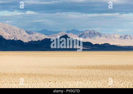 Dramatische Berge Schatten im Soda trockenen See in der Mojave National Preserve in der Nähe von Zzyzx und Bäcker in San Bernardino County, Kalifornien. Stockfoto