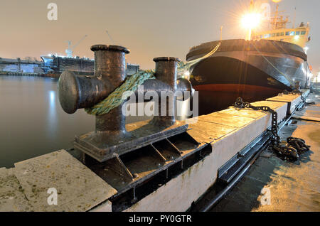 Das Schiff ist an die Waterfront vertäut. Er mit einem starken Seil an die Küste gebunden ist. Stockfoto