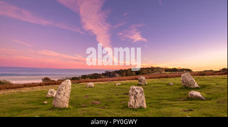 Dämmerung im des Druiden Kreis auf birkrigg Gemeinsame, eine ziemlich kleine und unscheinbare Stone Circle mit Blick auf Morecambe Bay außerhalb Ulverston, Cumbria. Stockfoto