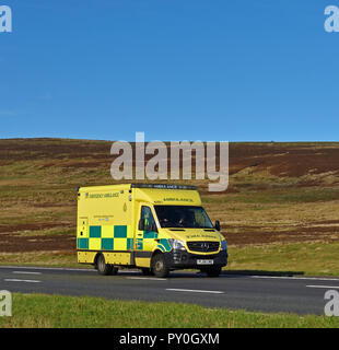 North West Ambulance Service NHS Trust, Rettungswagen. Autobahn M6 Southbound Fahrbahn, Shap, Cumbria, England, Vereinigtes Königreich, Europa. Stockfoto