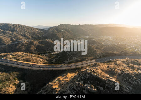 Luftaufnahme der Santa Susana Pass und Route 118 Freeway zwischen Los Angeles und Simi Valley, Kalifornien. Stockfoto