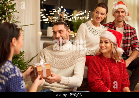 Freunden Weihnachten feiern und Schenken Stockfoto