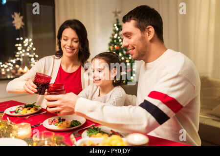 Happy Family in Weihnachten Abendessen zu Hause Stockfoto