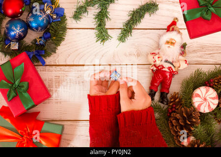 Geschenk Box in Händen ist ein Mädchen. Präsentiert öffnen. Weihnachten Hintergrund Stockfoto