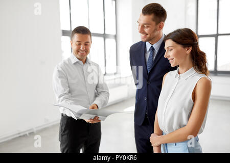 Realtor mit den Ordner Dokumente an Kunden Stockfoto