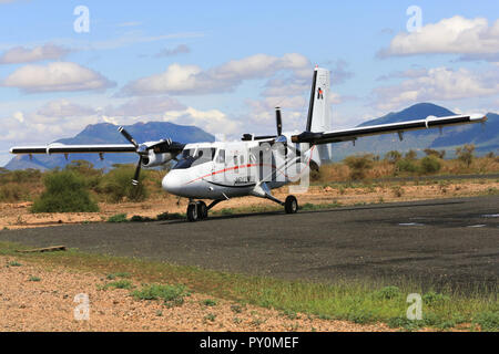 Eine Luft Kenia zweimotorige Flugzeug ist das Rollen nach der Landung an einem entfernten Landebahn in Buffalo Springs National Reserve in Isiolo County, Kenia, Ostafrika. Stockfoto