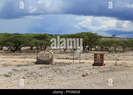 Zwei Zeichen aus der Autobahn A 2 in Kenia mit der Wegbeschreibung zum Sarova Shaba Game Lodge in der Shaba National Reserve in Kenia. Stockfoto