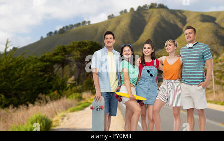 Freunde mit skateboards über Big Sur Hills Stockfoto