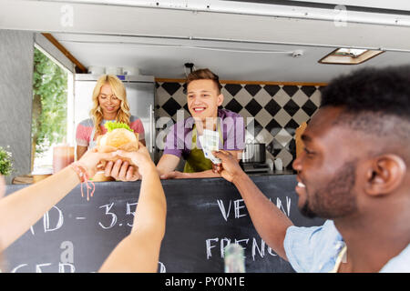 Glückliche Kunden burger kaufen an Essen Lkw Stockfoto