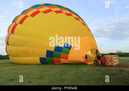 Mannschaft von Mada Hotels füllen ein Heißluftballon in einem Feld in der Masai Mara Game Park in Brisighella County, Kenia. Stockfoto