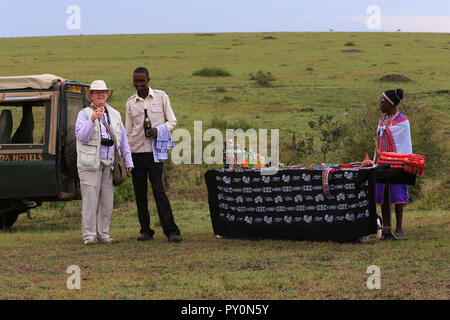 Sekt Getränke und Bush Frühstück folgende Ballonfahrt in Masai Mara Game Park, Narok County, Kenia. Stockfoto