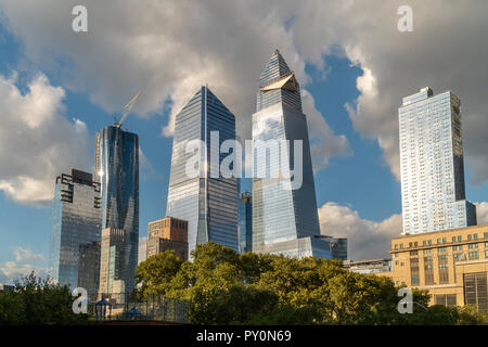 10 Hudson Yards, Mitte links, 30 Hudson Yards, Mitte rechts, und andere Entwicklung rund um die Hudson Yards in New York am Dienstag, 17. Oktober 2018. (© Richard B. Levine) Stockfoto