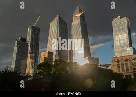 10 Hudson Yards, Mitte links, 30 Hudson Yards, Mitte rechts, und andere Entwicklung rund um die Hudson Yards in New York am Dienstag, 17. Oktober 2018. (Â© Richard B. Levine) Stockfoto