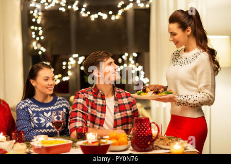 Gerne Freunde in Weihnachten Abendessen zu Hause Stockfoto