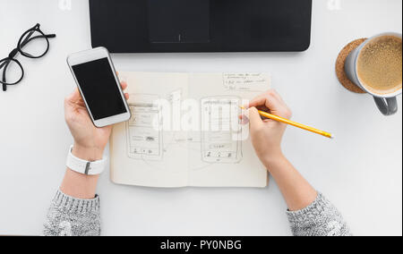 Web Designer arbeiten auf dem Smartphone user interface Stockfoto