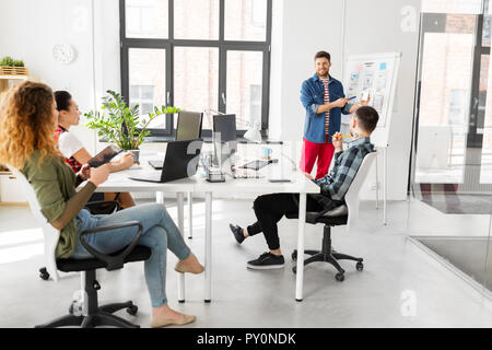 Mann zeigt Smartphone user interface im Büro Stockfoto