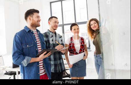 Creative Team auf Glas Bord im Büro Stockfoto