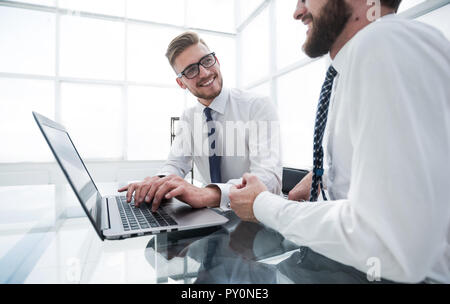 Lächelnd Mitarbeiter am Schreibtisch im Büro Stockfoto