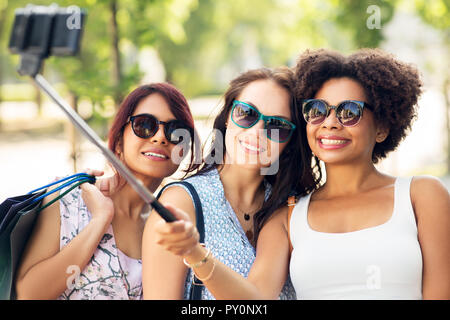 Frauen mit einkaufstaschen unter selfie im Freien Stockfoto