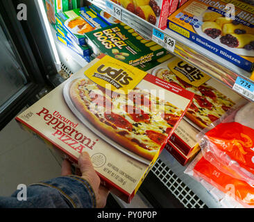 Ein Käufer entscheidet sich für ein Paket von Pinnacle Foods Marke Udi glutenfreie Tiefkühlpizza im Supermarkt in New York am Dienstag, 23. Oktober 2018. (Â© Richard B. Levine) Stockfoto