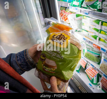 Ein Käufer entscheidet sich für ein Paket von Pinnacle Foods Marke Udi glutenfreie Frozen multi-Korn Brot in einem Supermarkt in New York am Dienstag, 23. Oktober 2018. (Â© Richard B. Levine) Stockfoto