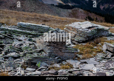 Sedimente der verschiedenen alten Umgebungen nehmen Millionen von Jahren in die geschichtete Ebenen lithify wir in den Rocky Mountains sehen. Stockfoto