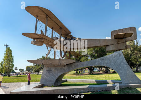 Commemorative Statue in Erinnerung der ersten South Atlantic Crossing von Gago Coutinho und Sacadura Cabral in einem Fairey III-D MkII Wasserflugzeug 1922 Stockfoto