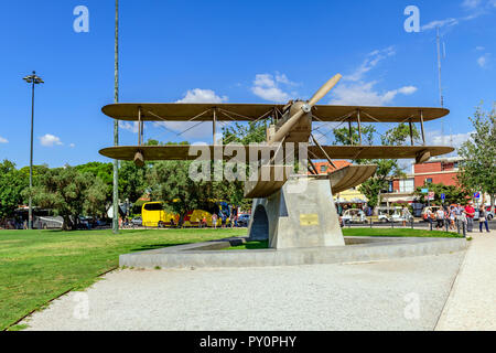 Commemorative Statue in Erinnerung der ersten South Atlantic Crossing von Gago Coutinho und Sacadura Cabral in einem Fairey III-D MkII Wasserflugzeug 1922 Stockfoto