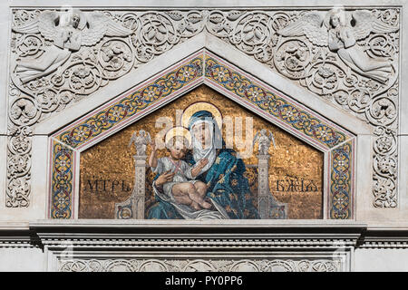 Mosaik der Jungfrau Maria mit Kind auf der Fassade der serbisch-orthodoxen Kirche St. Spyridon in Triest, Friaul Julisch Venetien, Italien Stockfoto