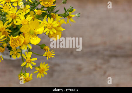 Schönen gelben Blumenstrauß steht auf einem Holz- Hintergrund, kopieren. Stockfoto