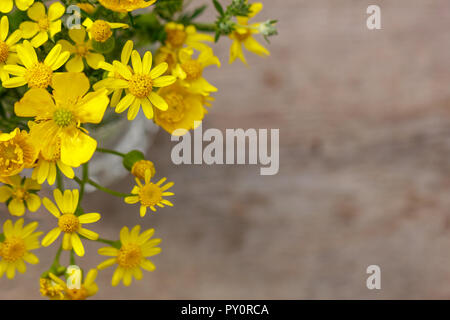 Schönen gelben Blumenstrauß steht auf einem Holz- Hintergrund, kopieren. Stockfoto