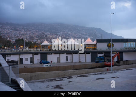 Blick von der Promenade von ein Restaurant und die Stadt Funchal auf Madeira Stockfoto