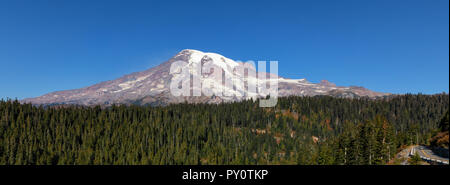 Herbstfarben mit Mt. Rainier im Hintergrund, Washington State Stockfoto