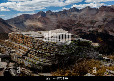 Sedimente der verschiedenen alten Umgebungen nehmen Millionen von Jahren in die geschichtete Ebenen lithify wir in den Rocky Mountains sehen. Stockfoto