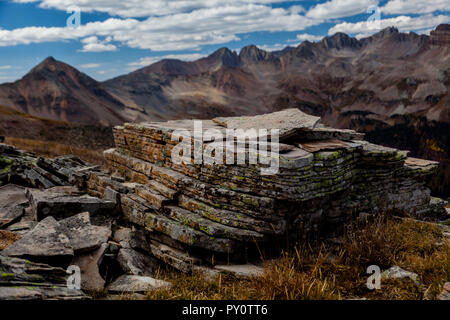 Sedimente der verschiedenen alten Umgebungen nehmen Millionen von Jahren in die geschichtete Ebenen lithify wir in den Rocky Mountains sehen. Stockfoto