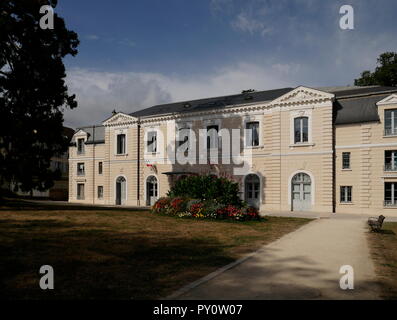 AJAXNETPHOTO. 2018. LOUVECIENNES, FRANKREICH. - DIE MARIE - RATHAUS IN DER MITTE DES DORFES - CHATEAU DE BEAUSEJOUR. FOTO:JONATHAN EASTLAND/AJAX REF:GX8 181909 409 Stockfoto