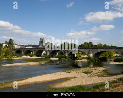 AJAXNETPHOTO. ORLEANS, Frankreich. - TURNER malte hier - BLICK VON SÜDEN ÜBER DEN FLUSS LOIRE AUS DER ALTEN QUAI NEUF ETWA AUS DEM ENGLISCHEN Künstler Joseph Mallord William Turner (1775-1851) skizziert BLICK AUF DIE GEORGE V BRÜCKE UND SAINTE-CROIX KATHEDRALE AUF SEINER TOUR 1826 AN DER LOIRE. Foto: Jonathan Eastland/AJAX REF: GX8 182009 467 Stockfoto